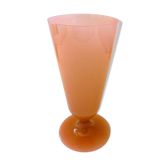 Vase conique ancien sur pieds en opaline savonneuse rose
