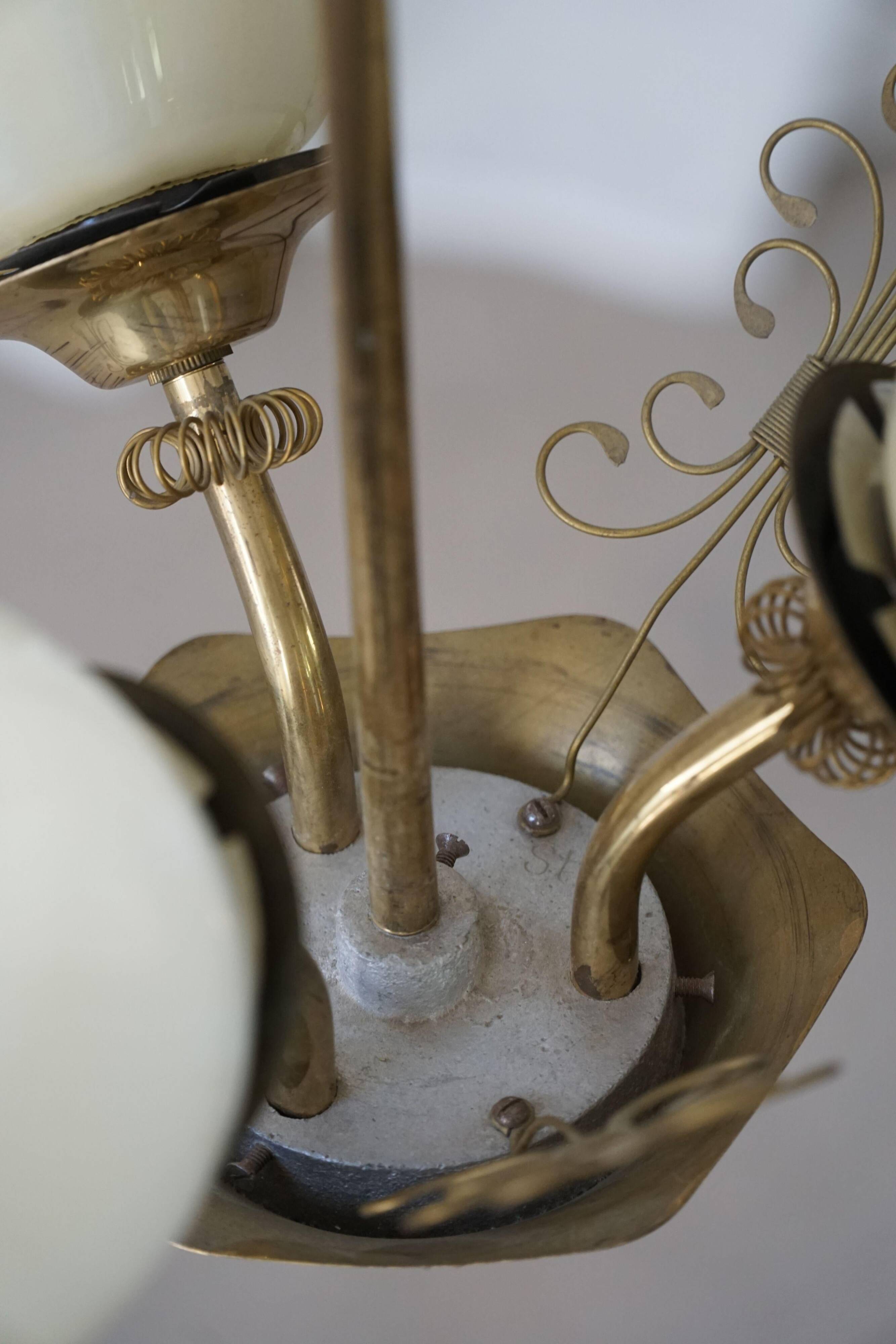 Paavo Tynell for Idman OY, 3-arm chandelier in brass and glass, mid-century, 1940s.