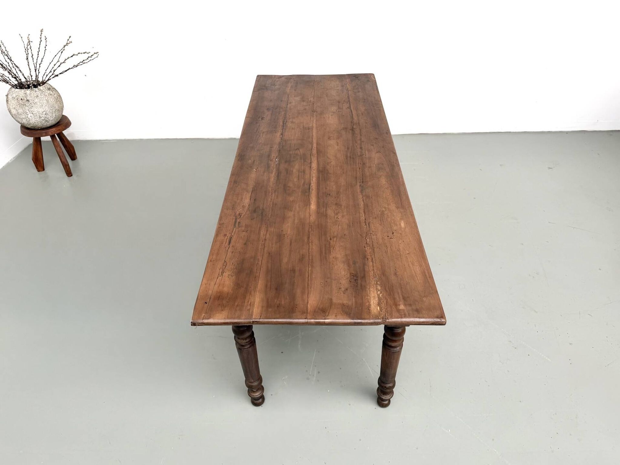 Table de ferme en noyer massif, pieds tournés, 1920