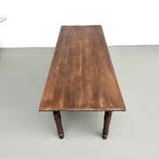 Table de ferme en noyer massif, pieds tournés, 1920