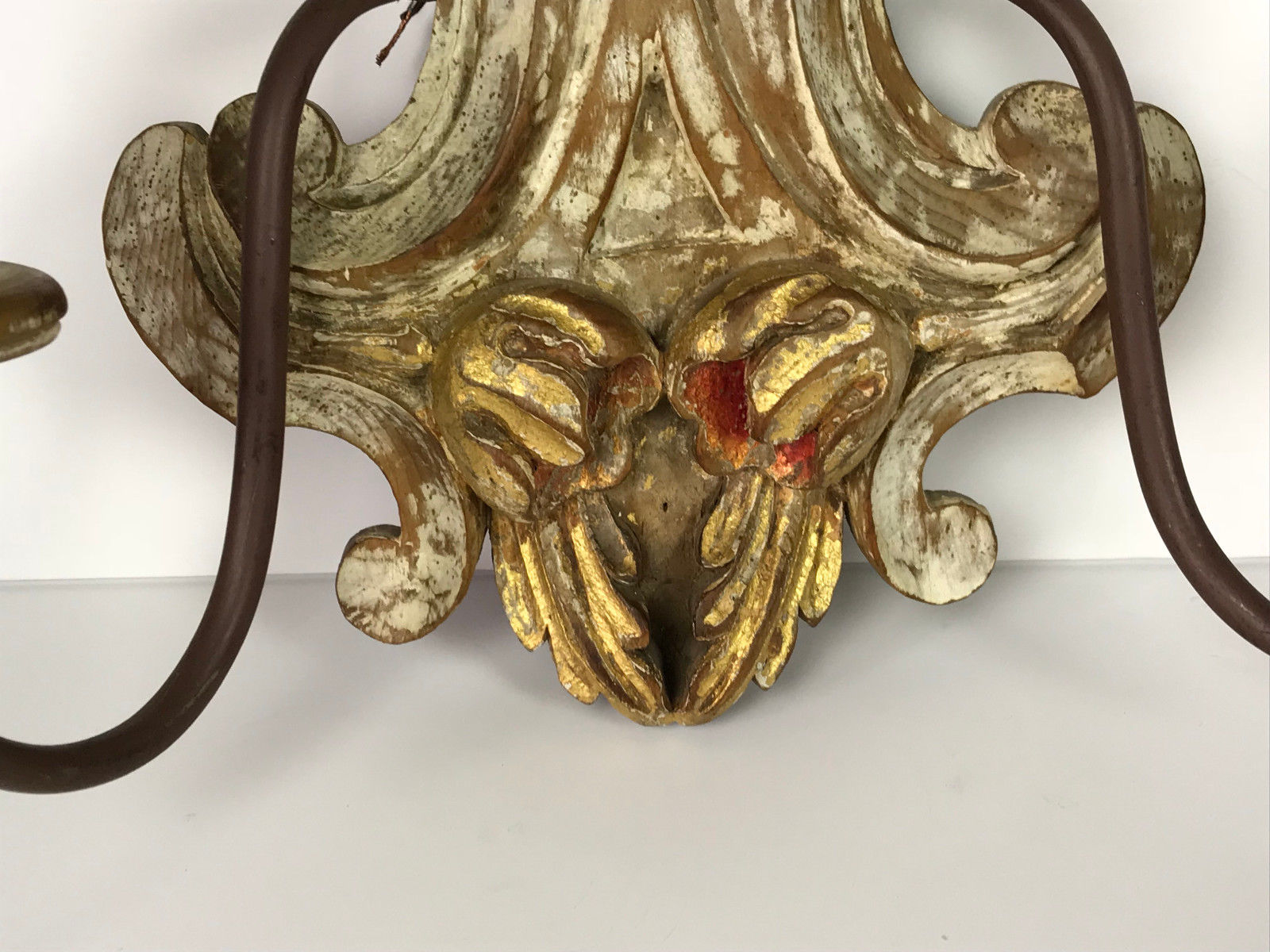 Paire d'appliques a 2 lumières en bois sculpté et patiné à décor de fleurs