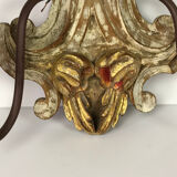 Paire d'appliques a 2 lumières en bois sculpté et patiné à décor de fleurs