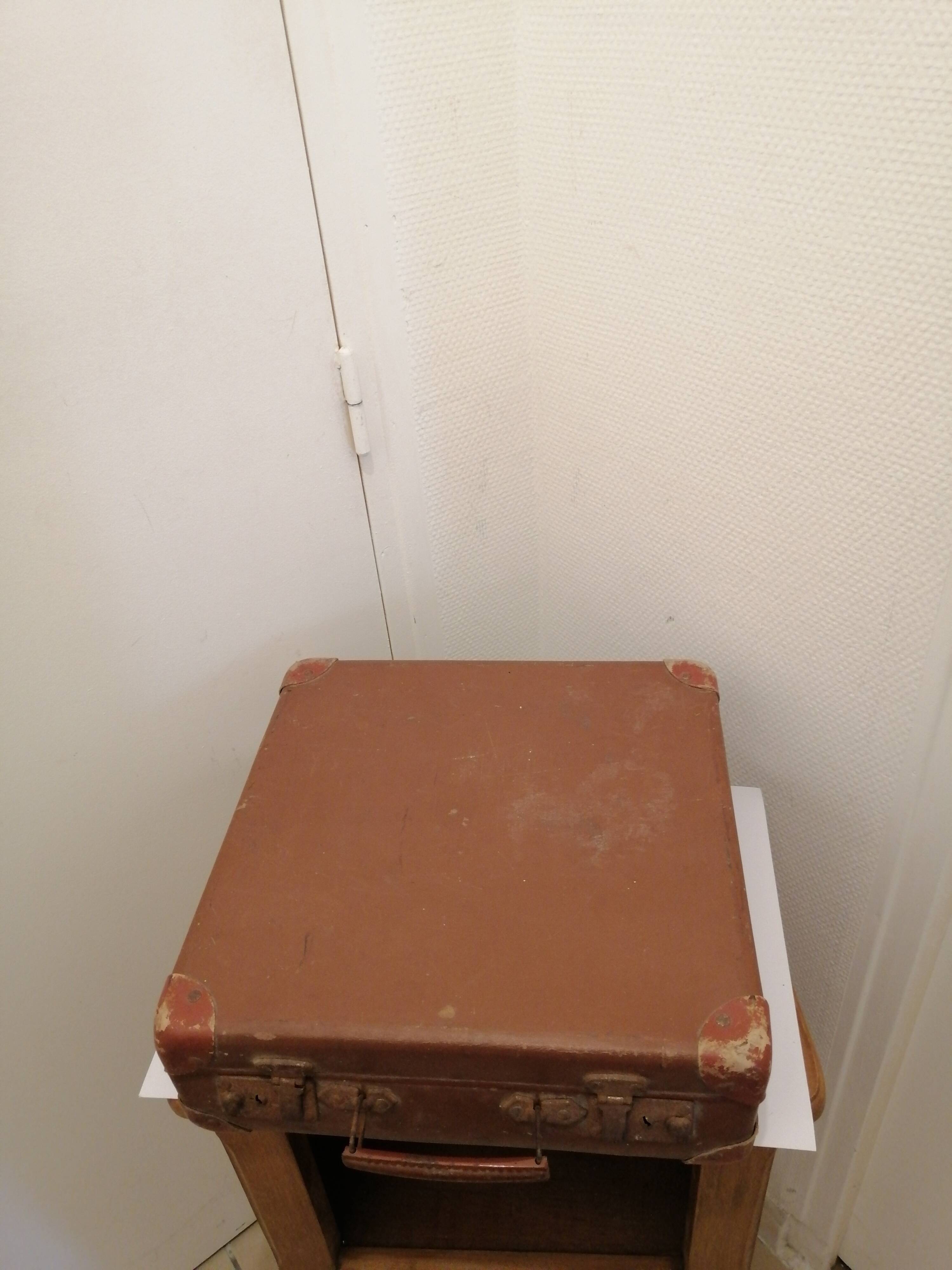 Small old suitcase to revamp