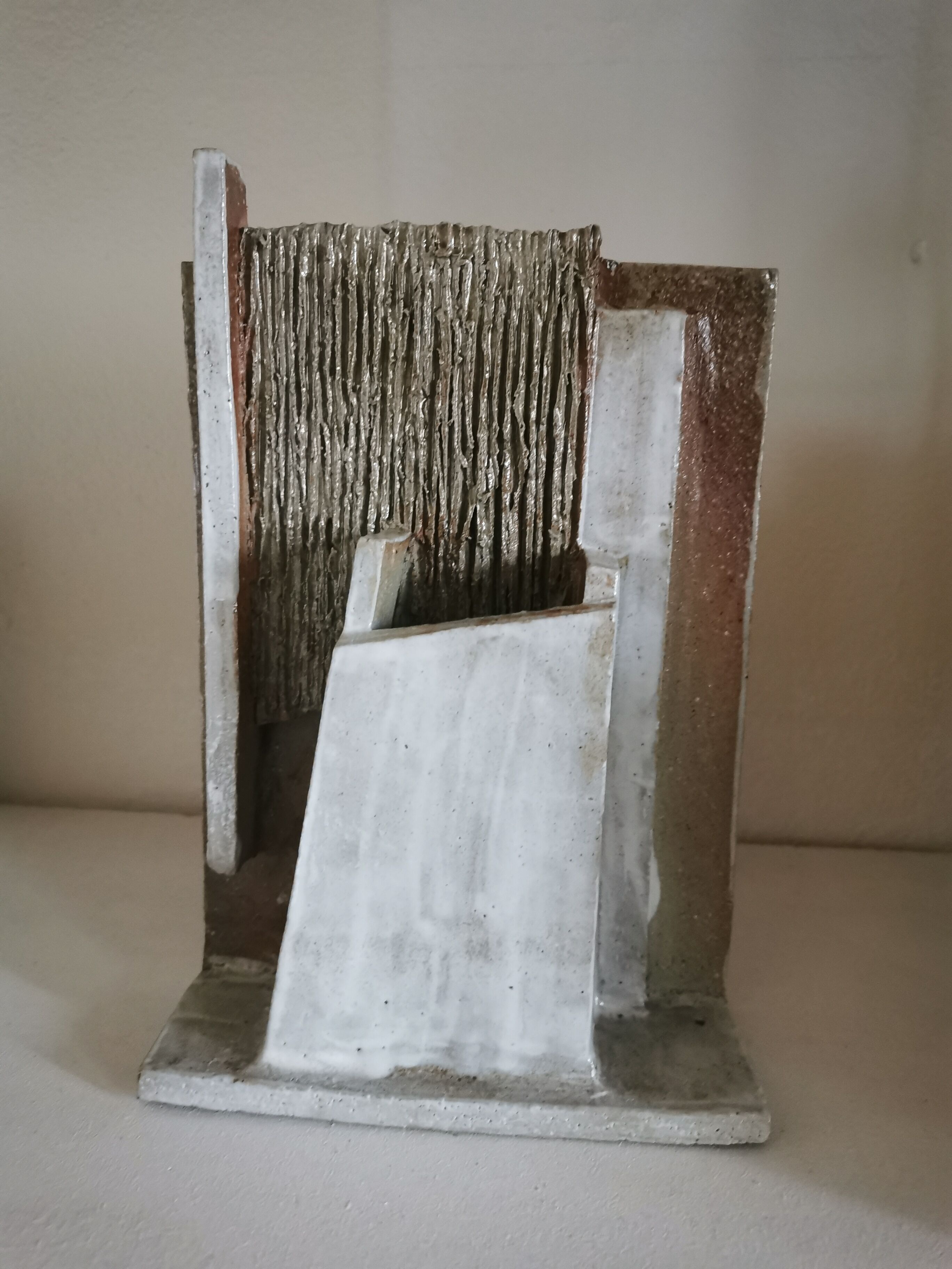 Vase architecture en grès brut