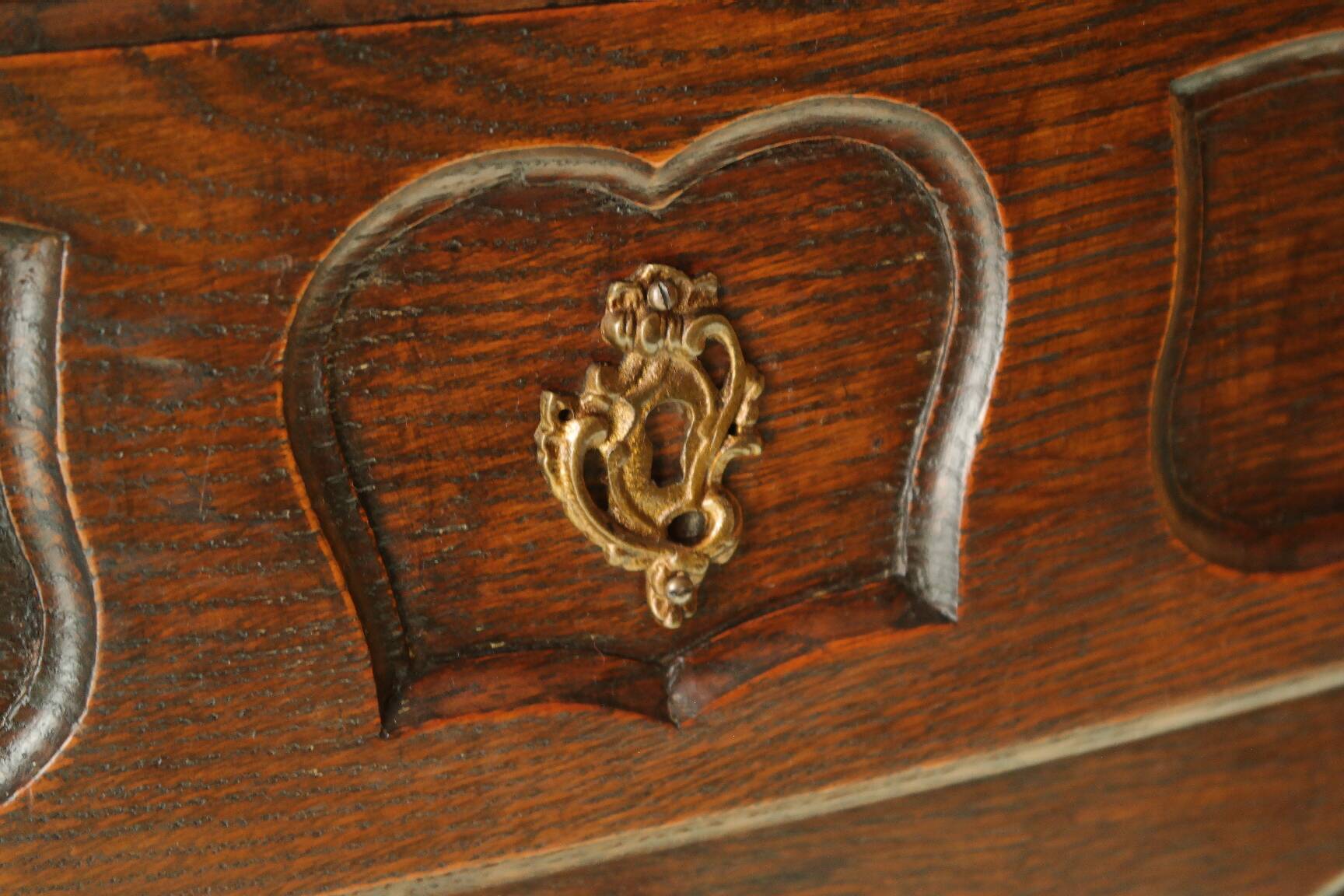Louis XV style commode in solid oak, 20th century.