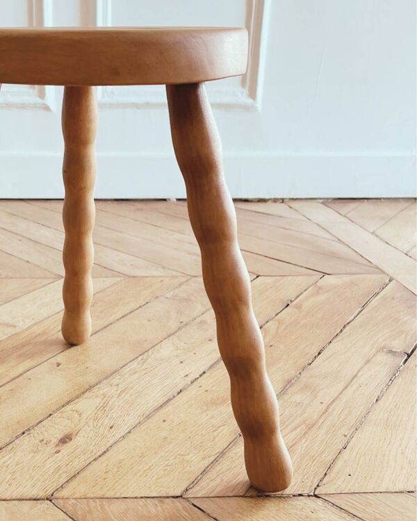 Petit tripode/ table de chevet/ tabouret vintage rénové, bois tourné, année