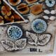 Plaque en céramique émaillée "Les 2 Oiseaux" de Lisa LARSON - Série UN