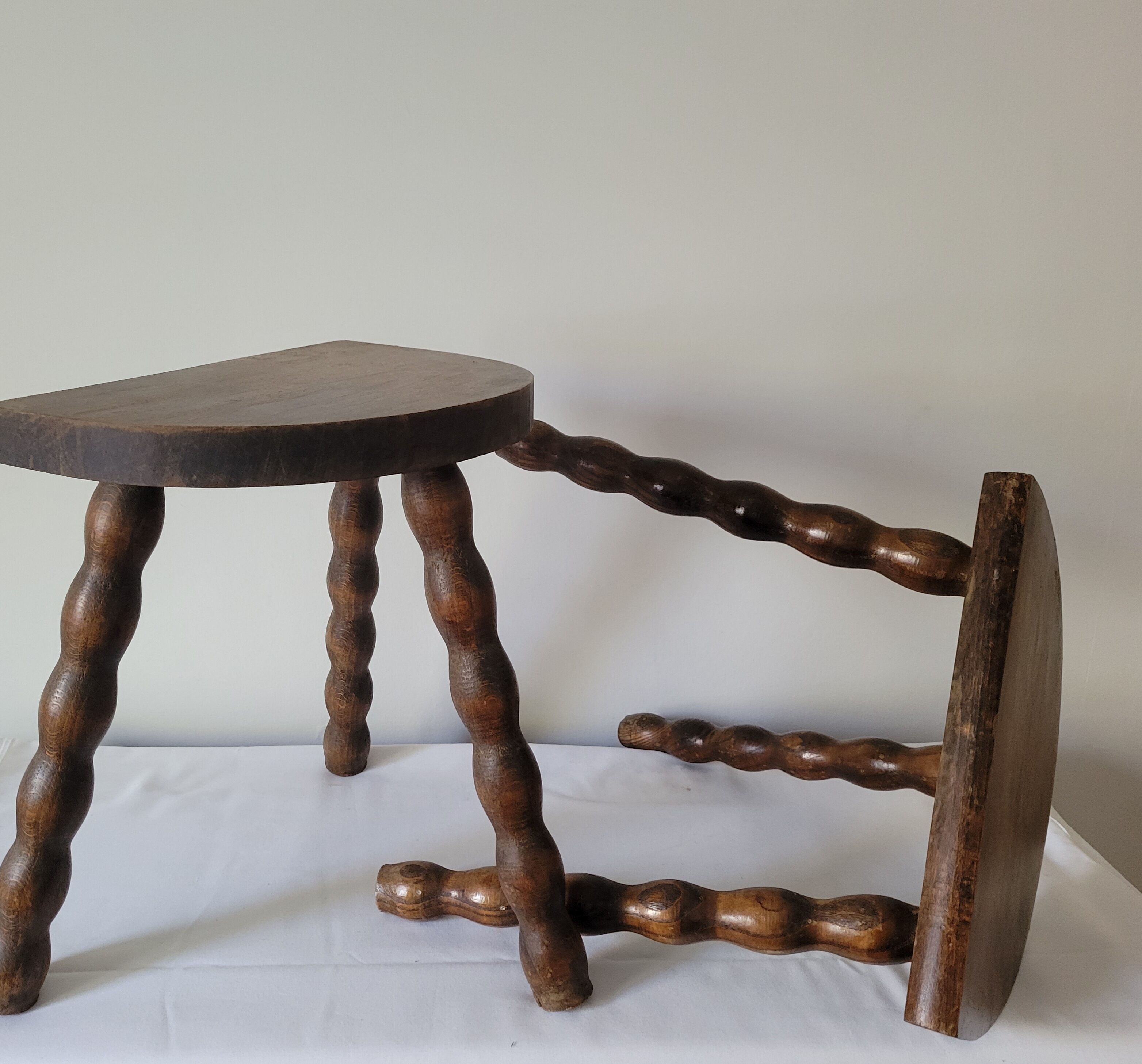 Duo de tabourets brutalistes demi-lunes