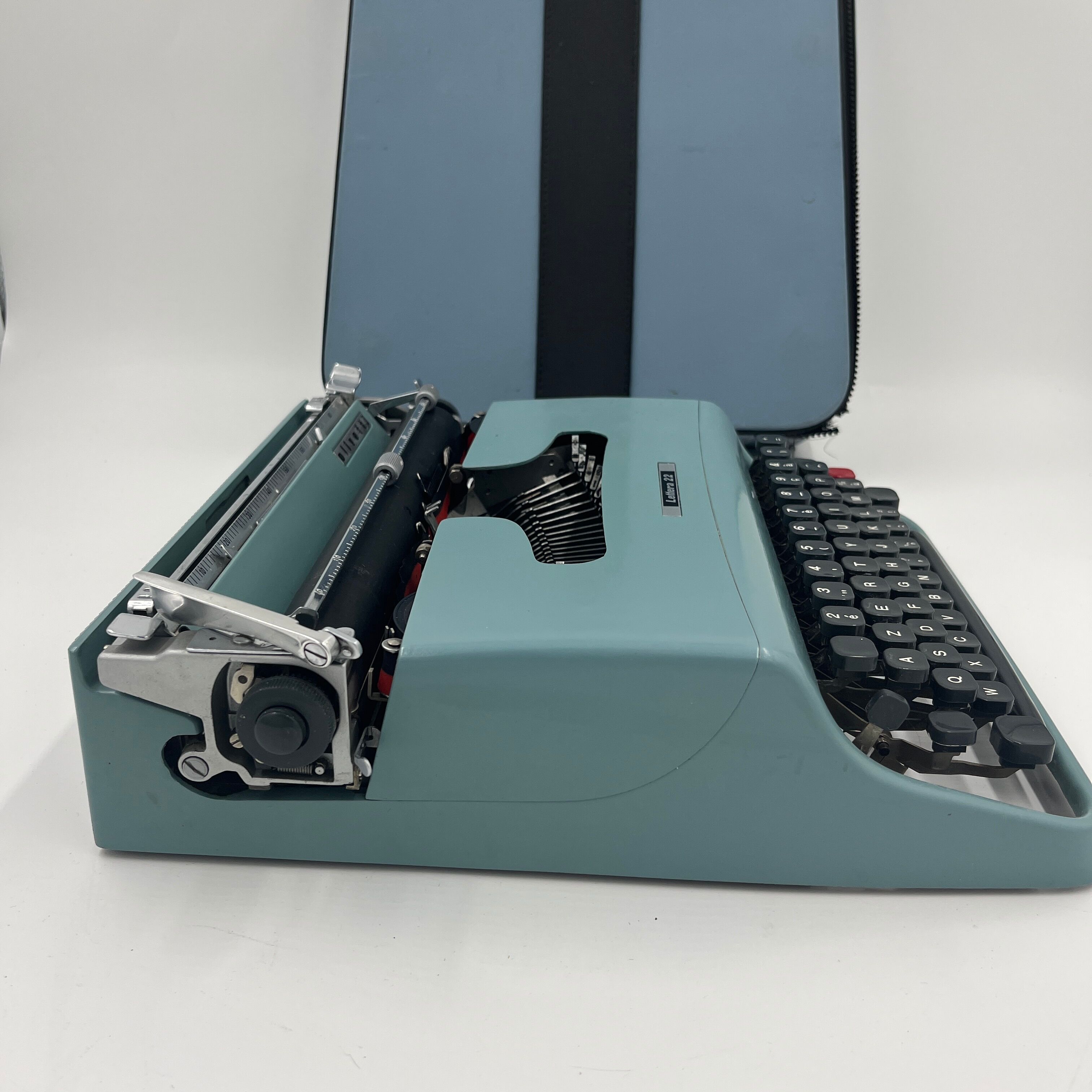 Olivetti Lettera 22 Blue typewriter