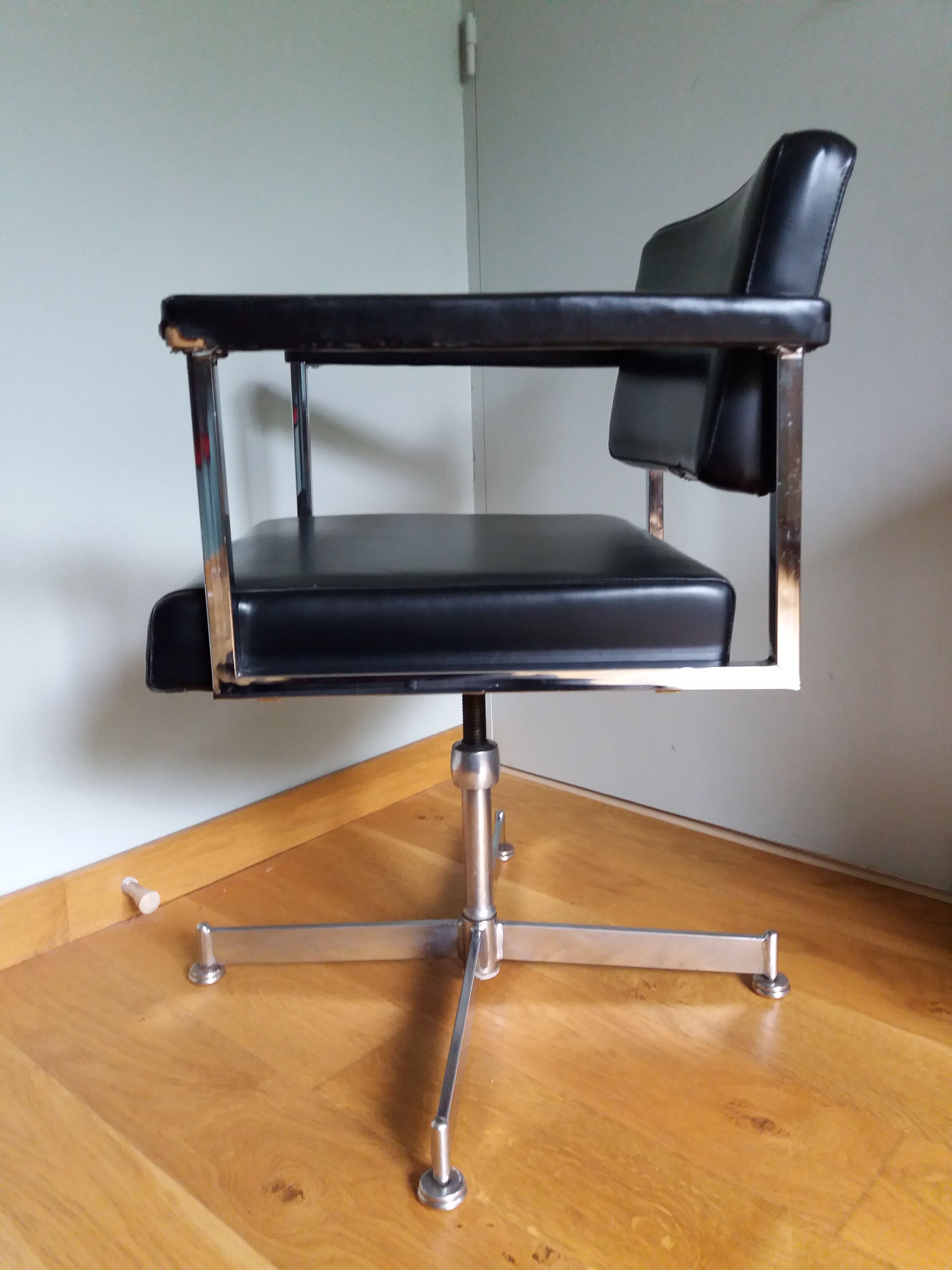 Swivel office chair Strafor with chrome metal and black faux leather.