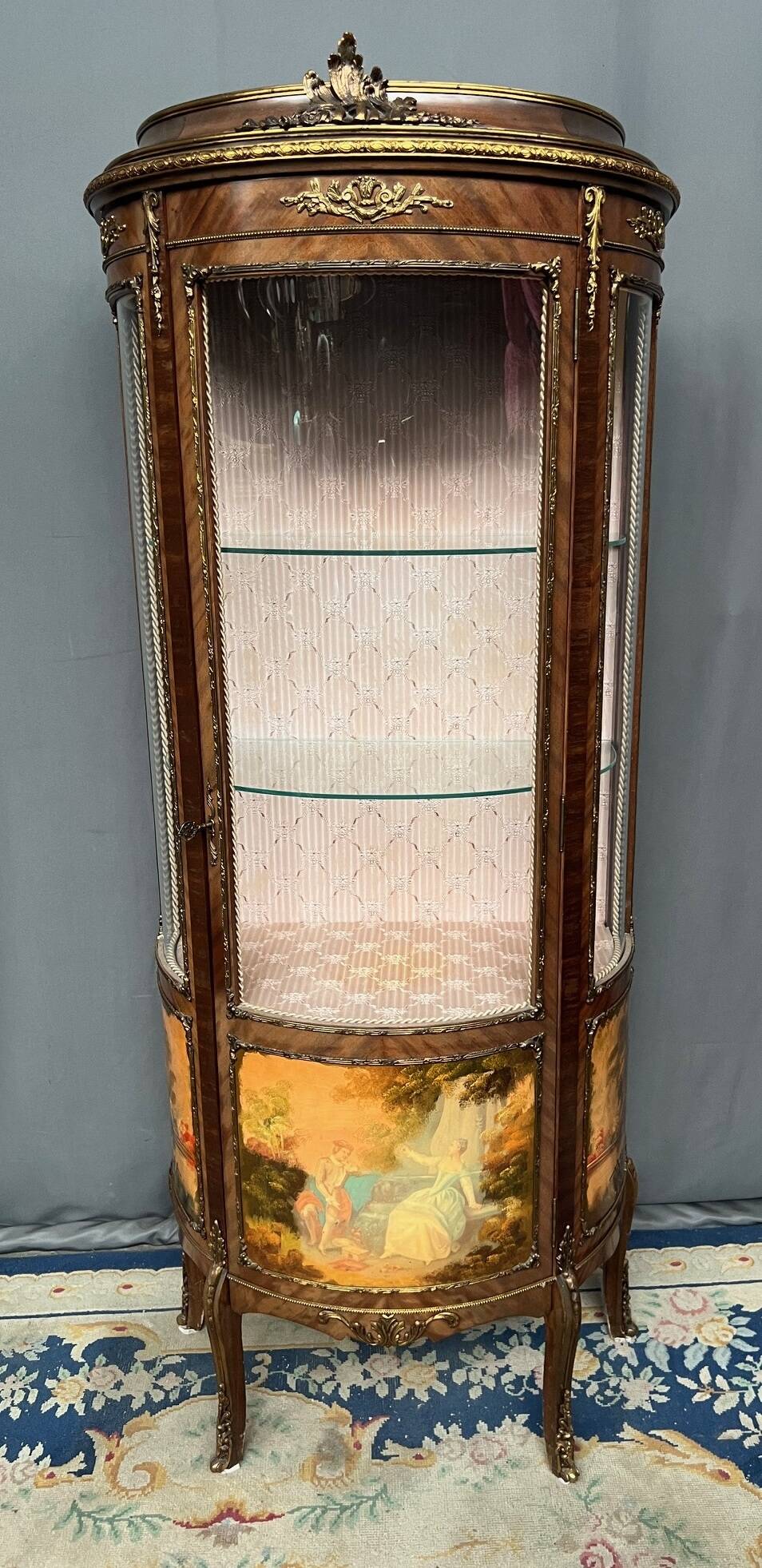 Vitrine de style Martin. Peinte à la main, placage en palissandre, décoration en bronze.