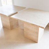 Deux tables d'appoint en travertin