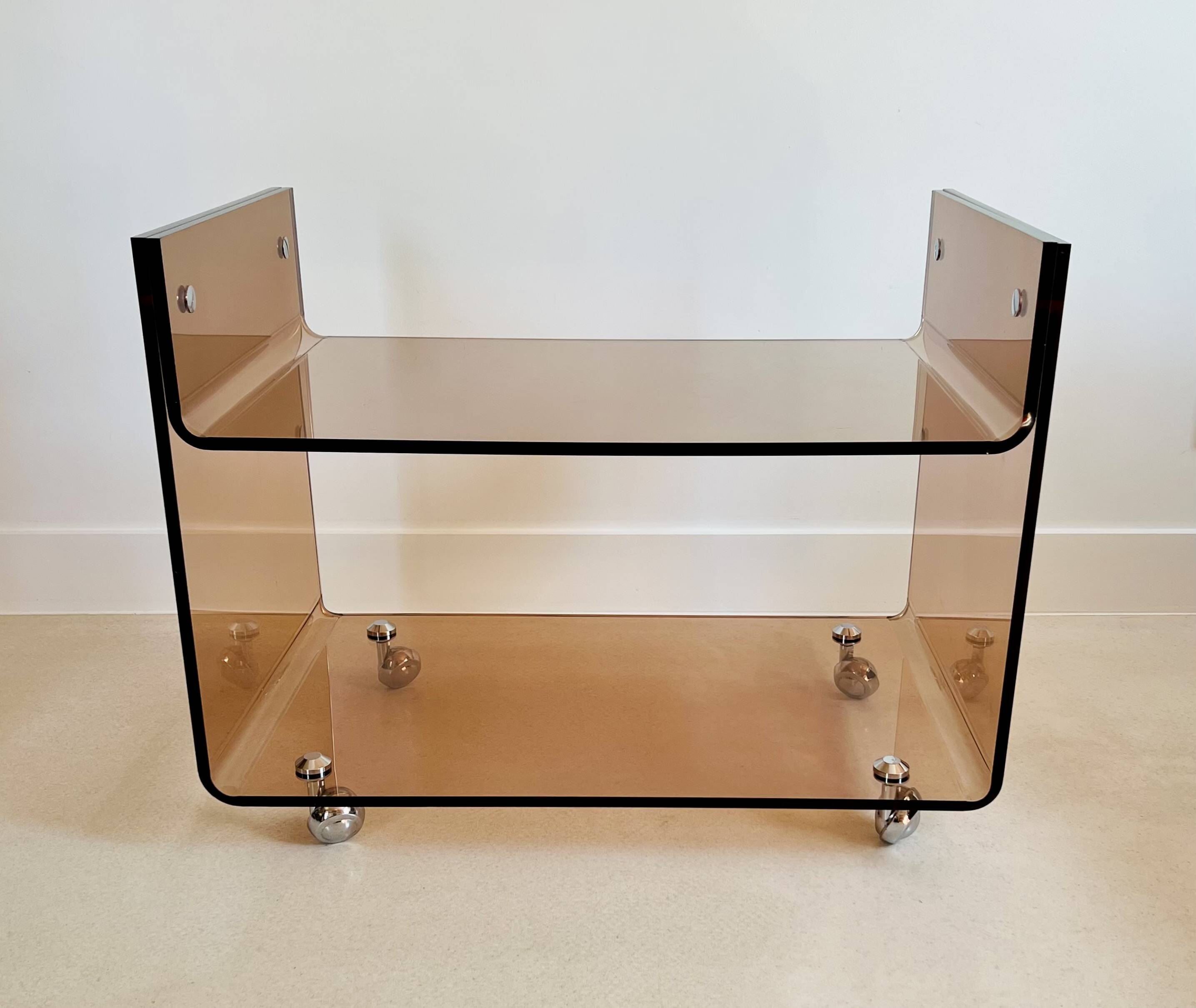Table basse à roulettes en altuglas par Michel Dumas, France années 70