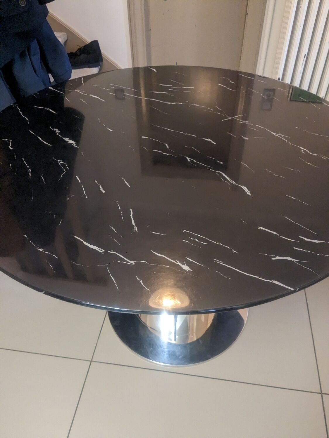 Round designer table in marble and metal