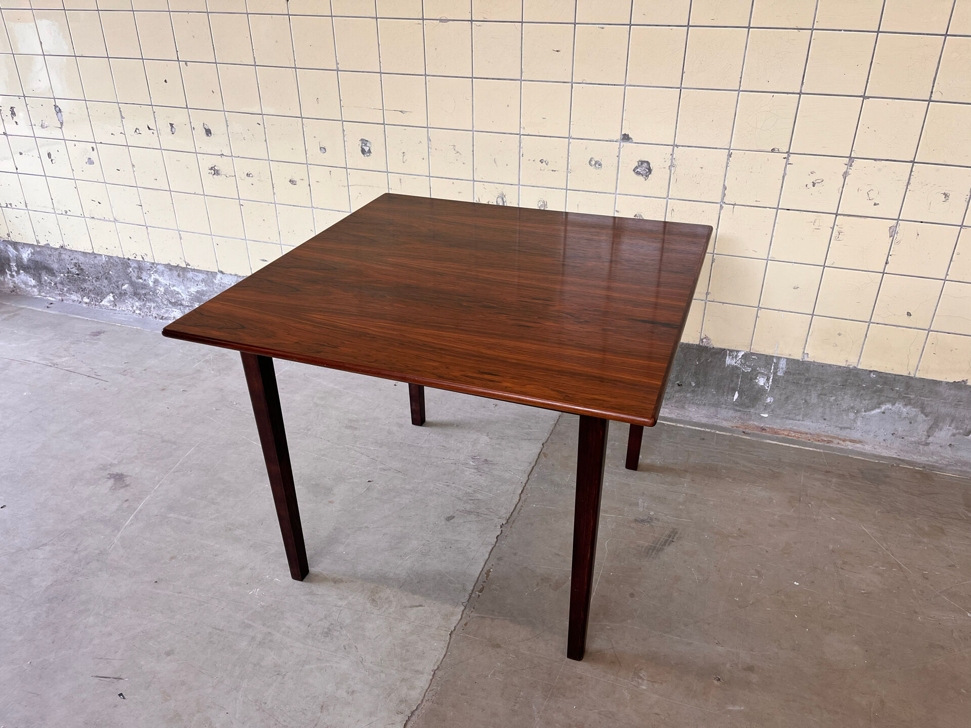 Table à manger en palissandre compacte