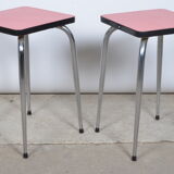 Tabourets en formica rouges