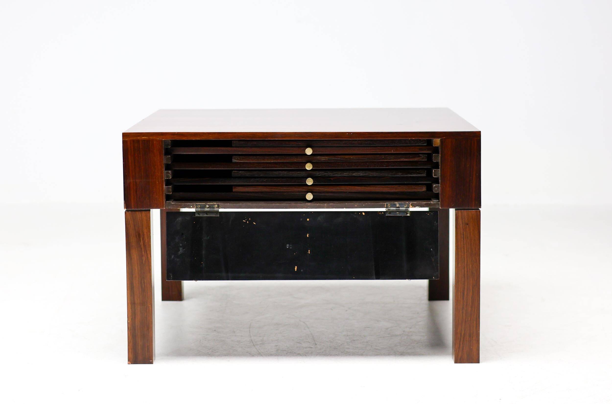 Ensemble de cinq tables d'appoint modernes en palissandre danois.