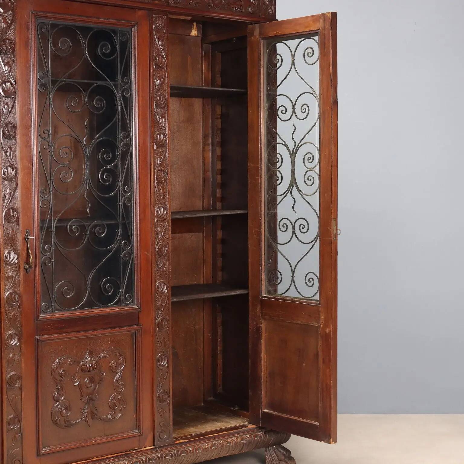 Bibliothèque ancienne style néo-Renaissance en noyer XXe siècle