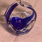 Cendrier en verre soufflé transparent et bleu avec une forme design