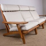 Large Danish Sofa in solid oak and fabric, model GE375 by Hans Wegner for Getama 1960.