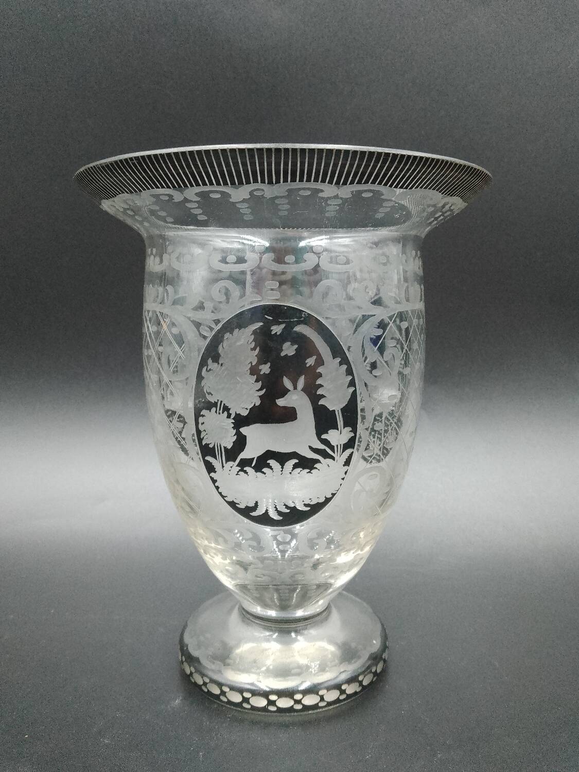 Early 20th century Bohemian vase in engraved crystal with castle and deer motifs