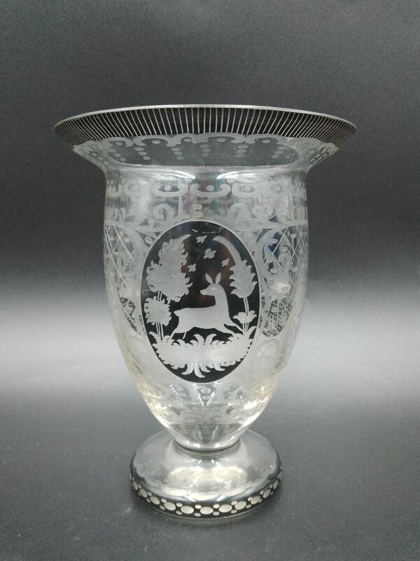 Vase de Bohême début XXème en cristal gravé avec motifs de château cerf oiseau