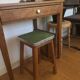 Tabouret en bois et assise verte
