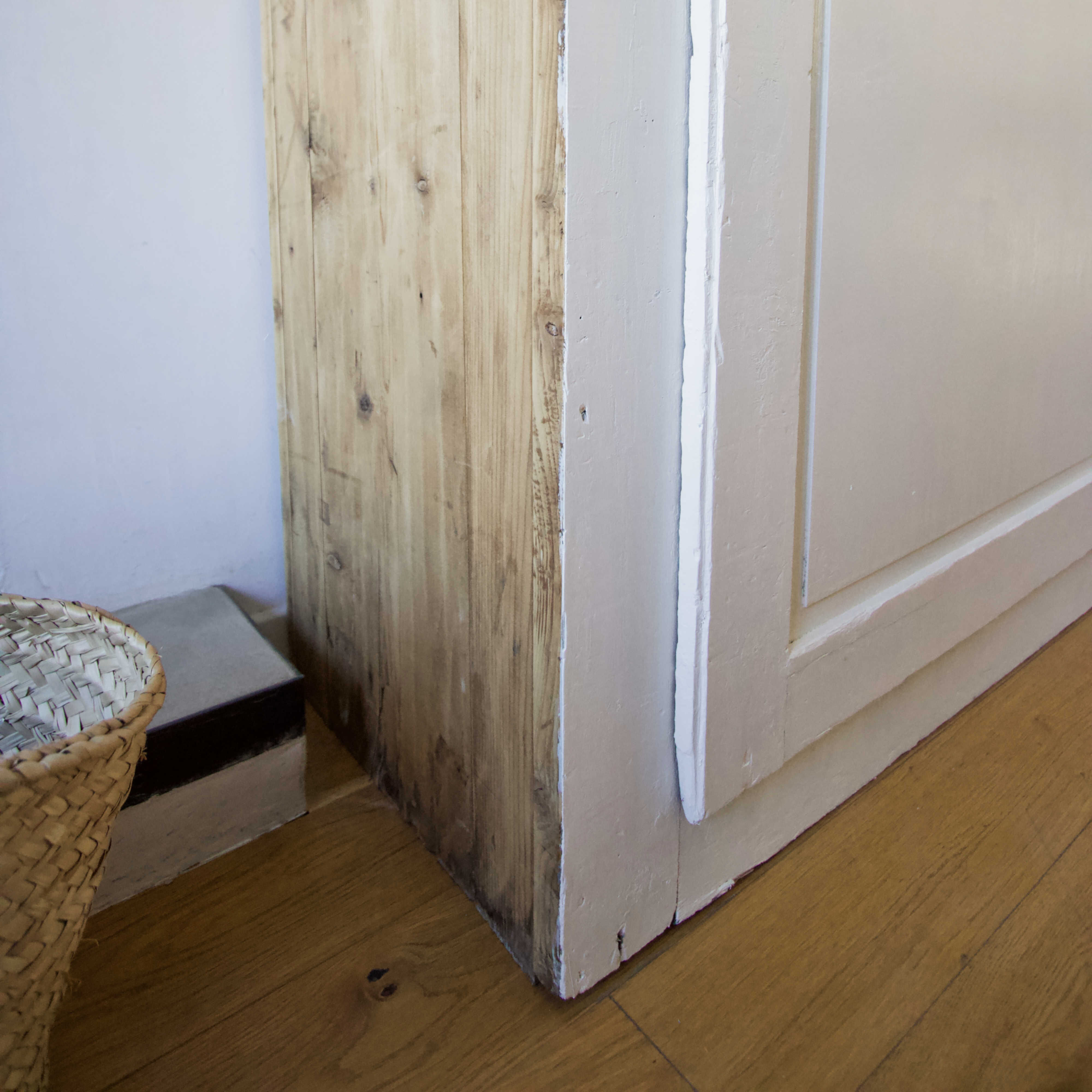 White and wood bonnet