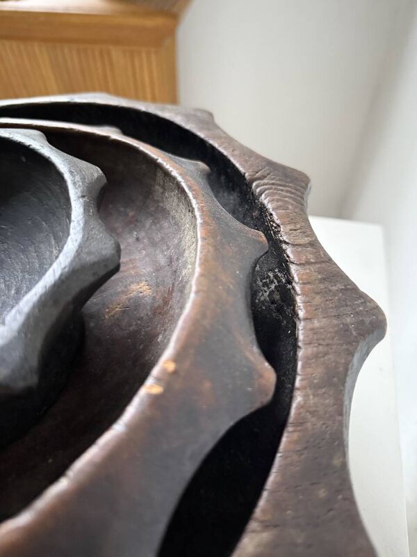 Plats brutalistes en bois, art populaire savoyard