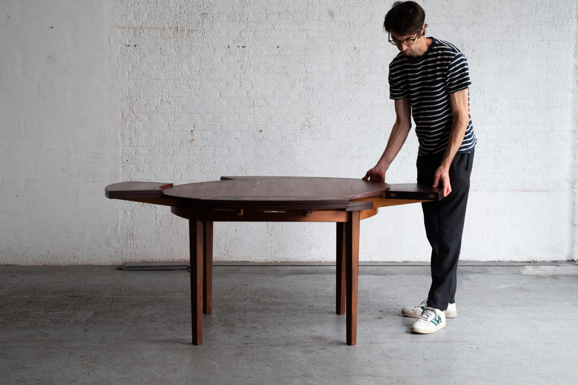 Dining table 'Lotus' by Dyrlund