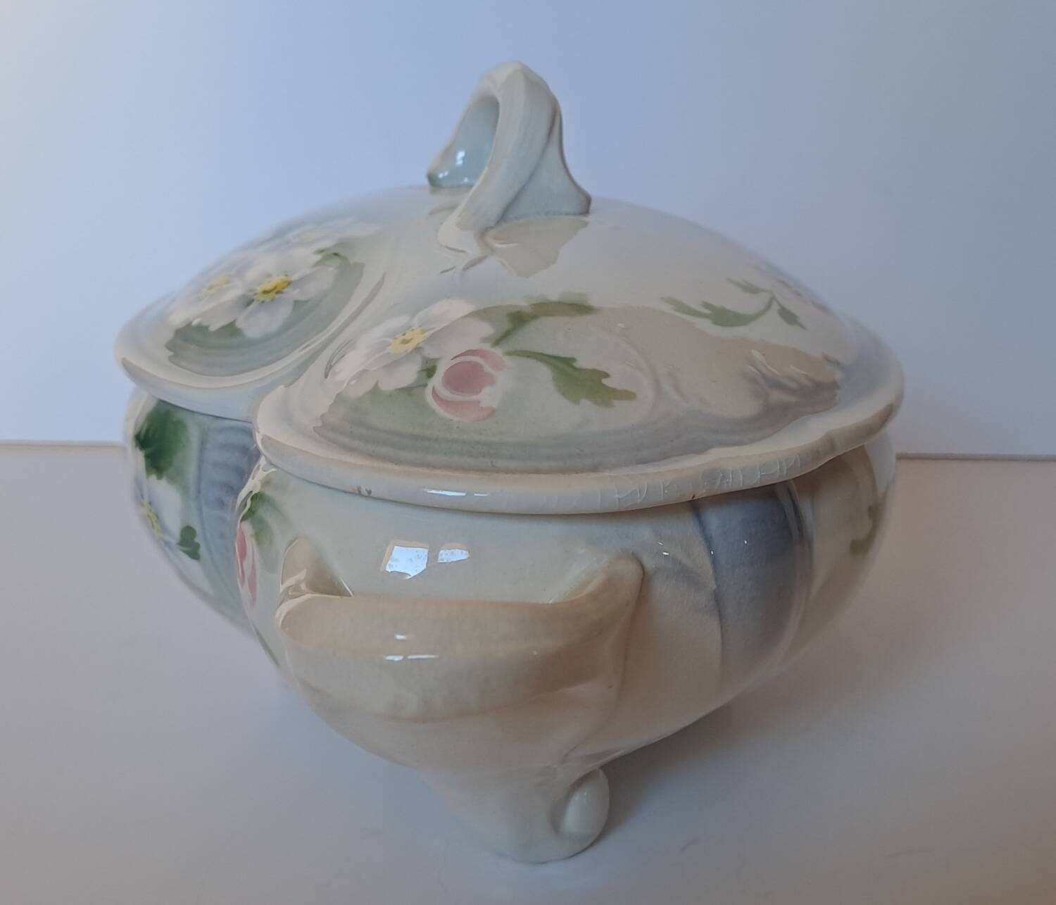 Keller and Guérin Lunéville soup tureen, Pommier model.