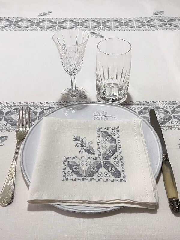 Nappe brodée avec 12 serviettes assorties