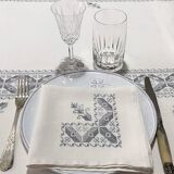 Nappe brodée avec 12 serviettes assorties