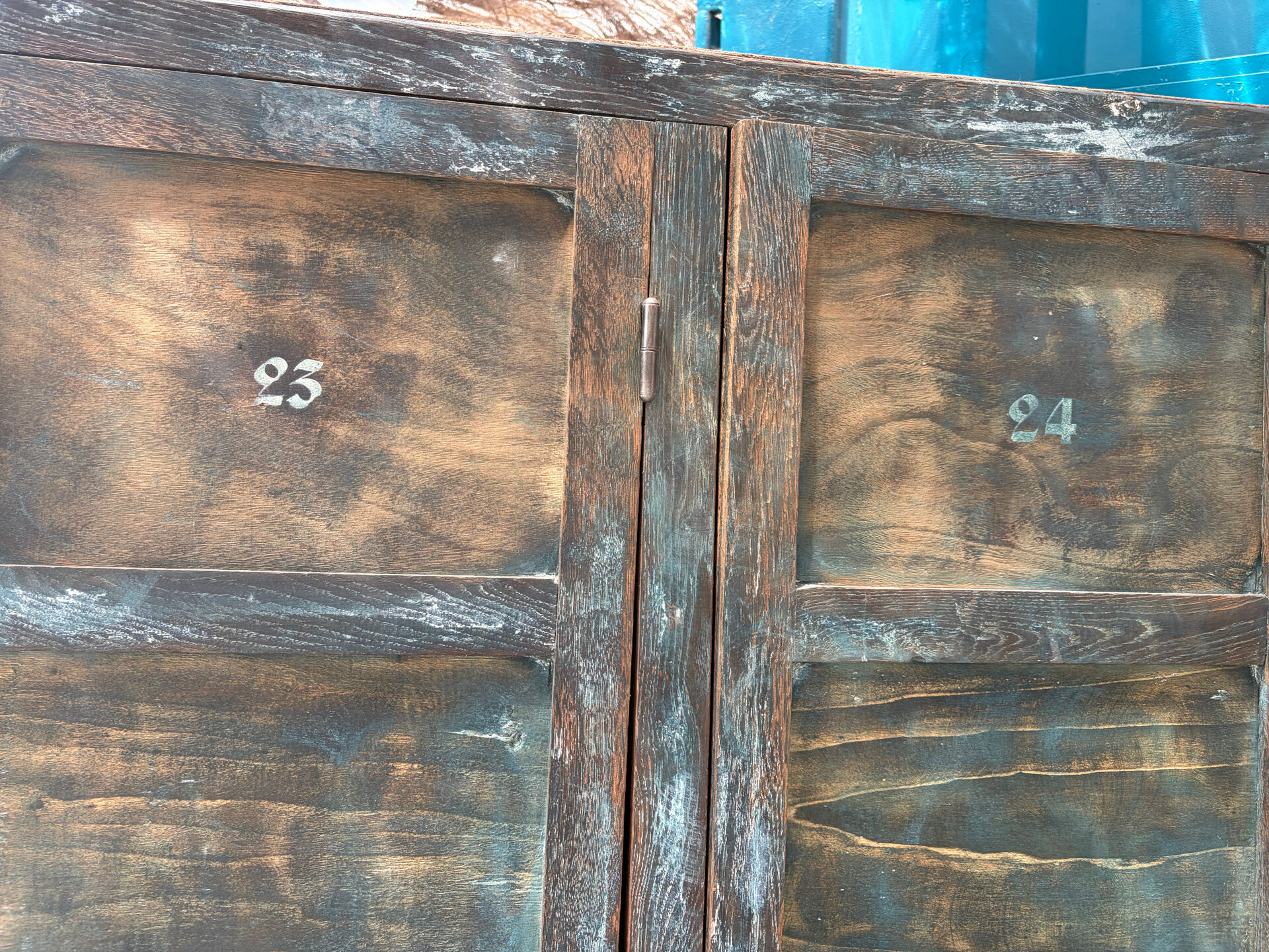 Armoire patinée vintage