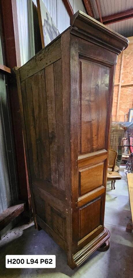 Louis XIII bonnetière wardrobe in solid walnut – 18th century period