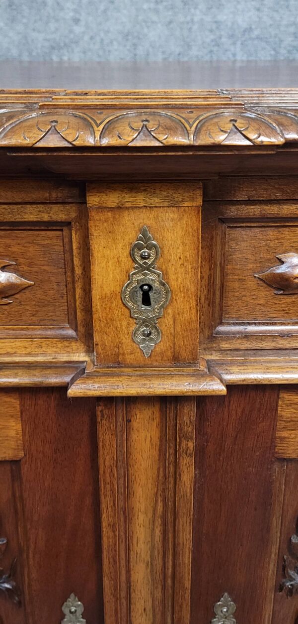 Meuble d’appui Style Renaissance en noyer a fonction dissimulée
