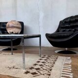 Paire de fauteuils vintage pivotants en cuir noir pied tulipe