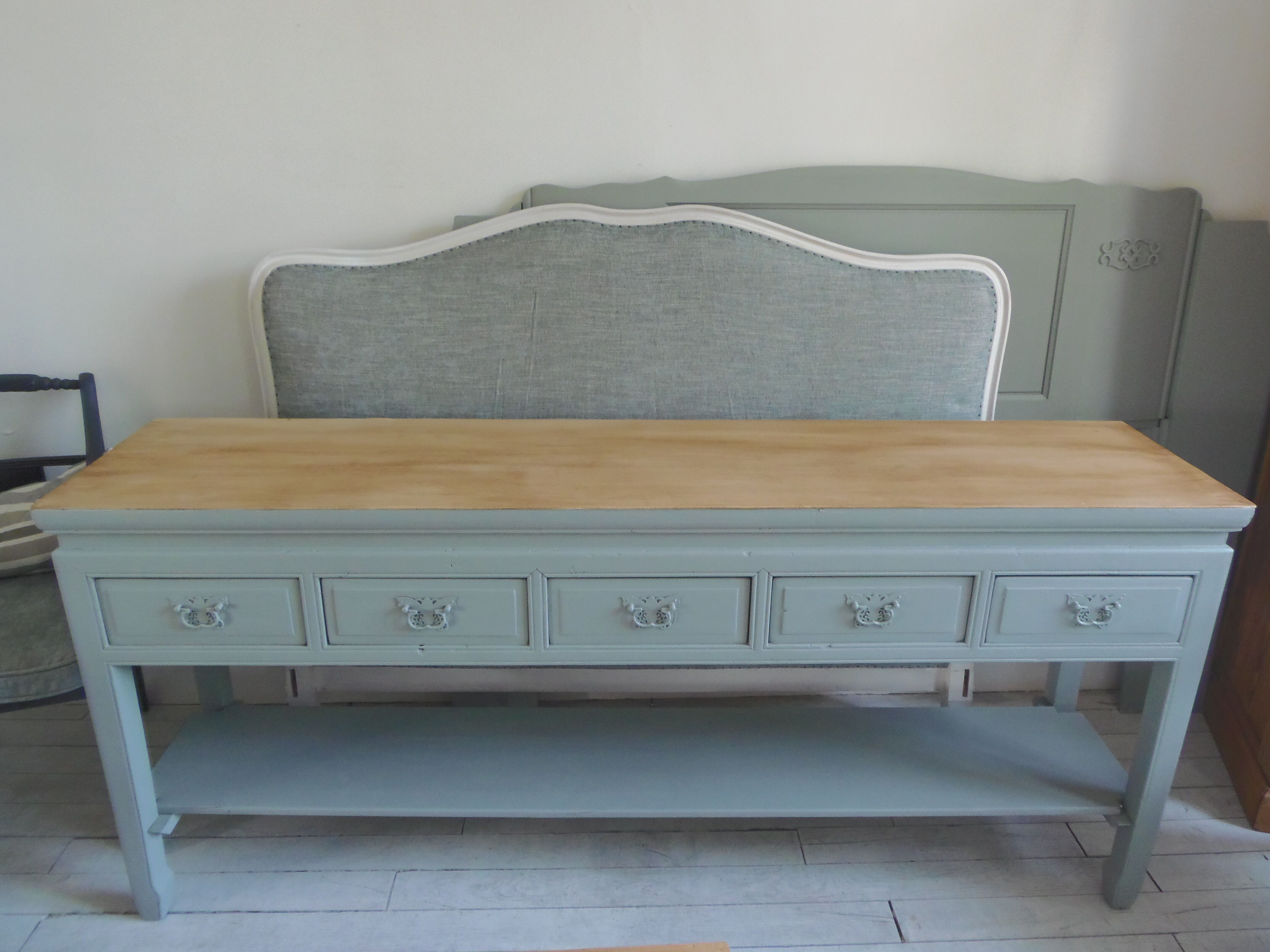 Console 5 drawers 1 re-enchanted tablet in gray green wooden top