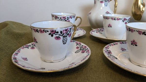 Service à café en porcelaine 18 pièces signé ''Aux Lions de Faïence Paris