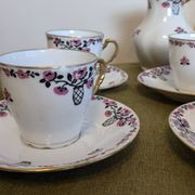 Service à café en porcelaine 18 pièces signé "Aux Lions de Faïence Paris"