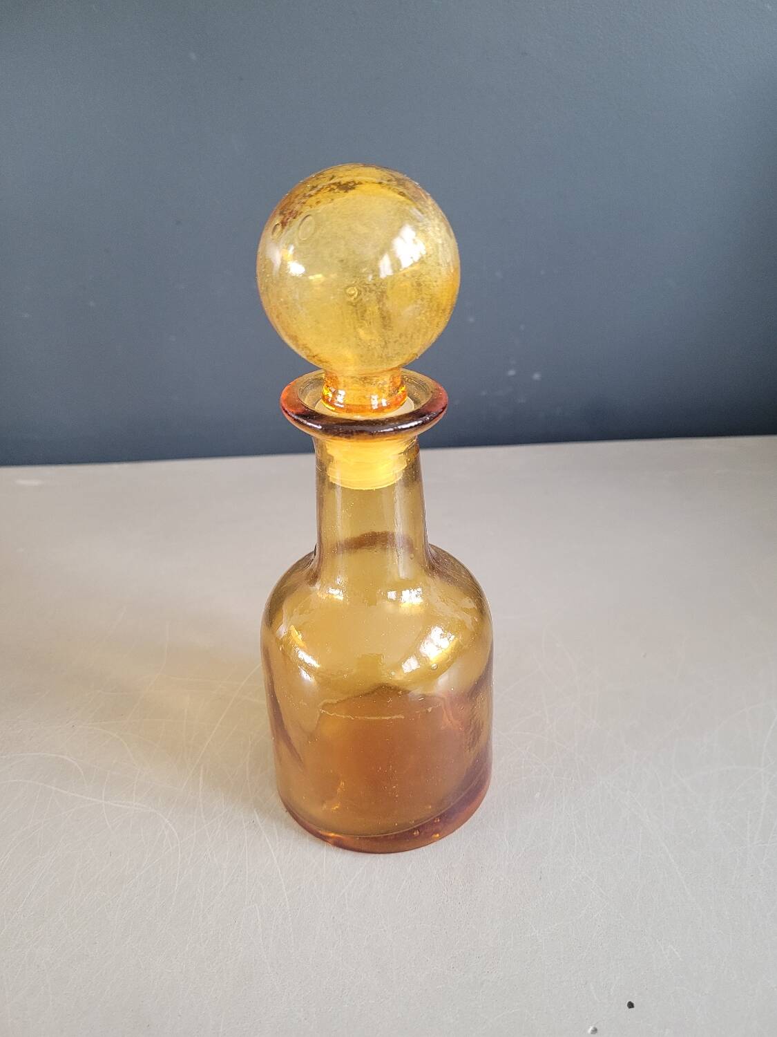 Amber molded glass carafe with stopper