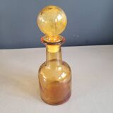 Amber molded glass carafe with stopper