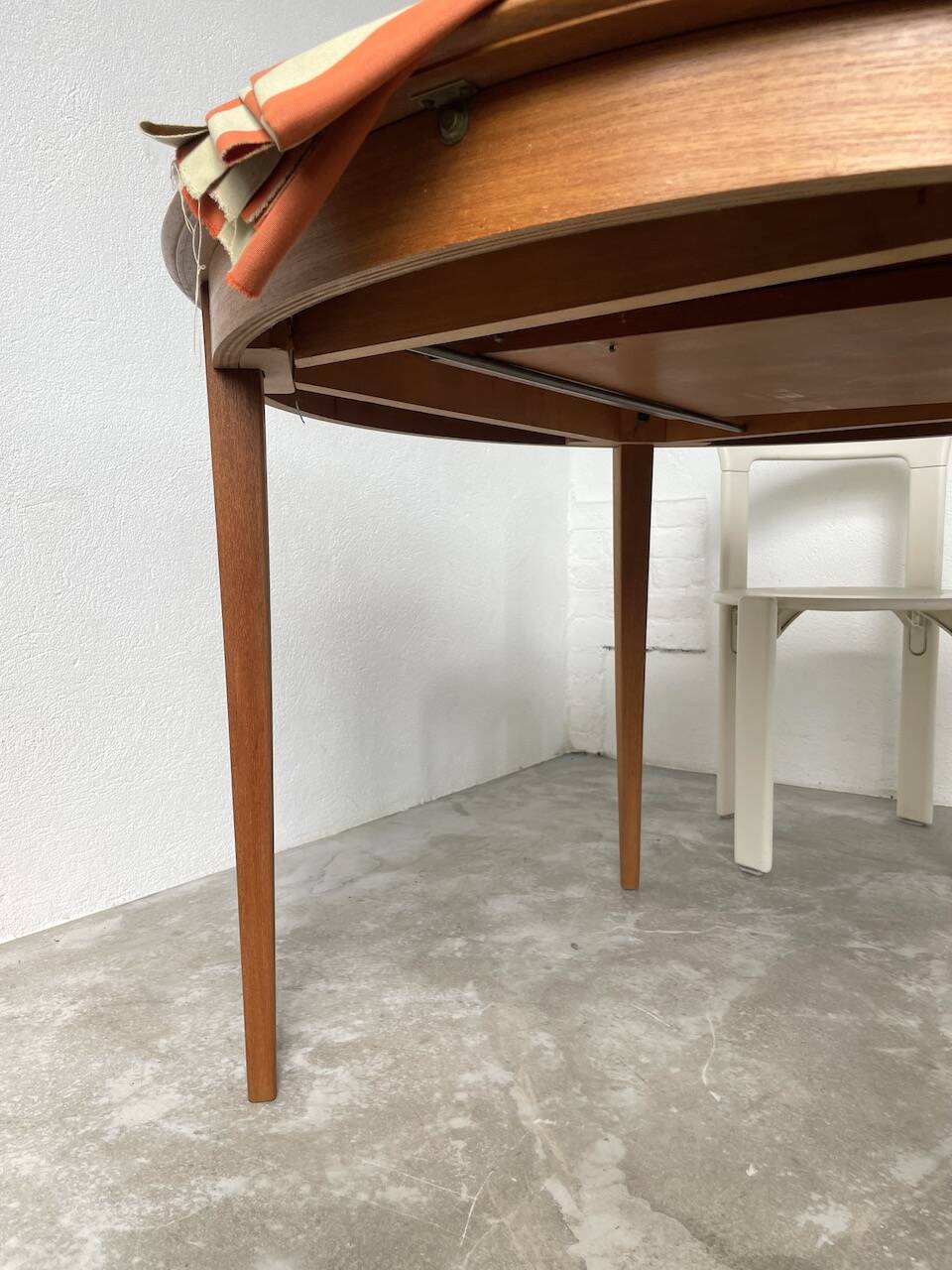 Scandinavian round teak table with extension