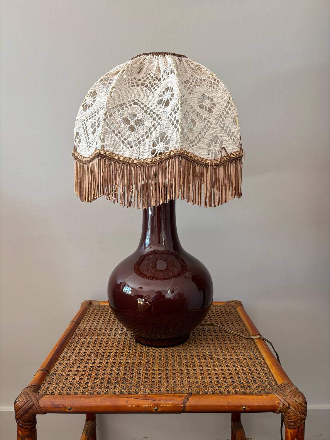 Ceramic lamp with hooked lampshade