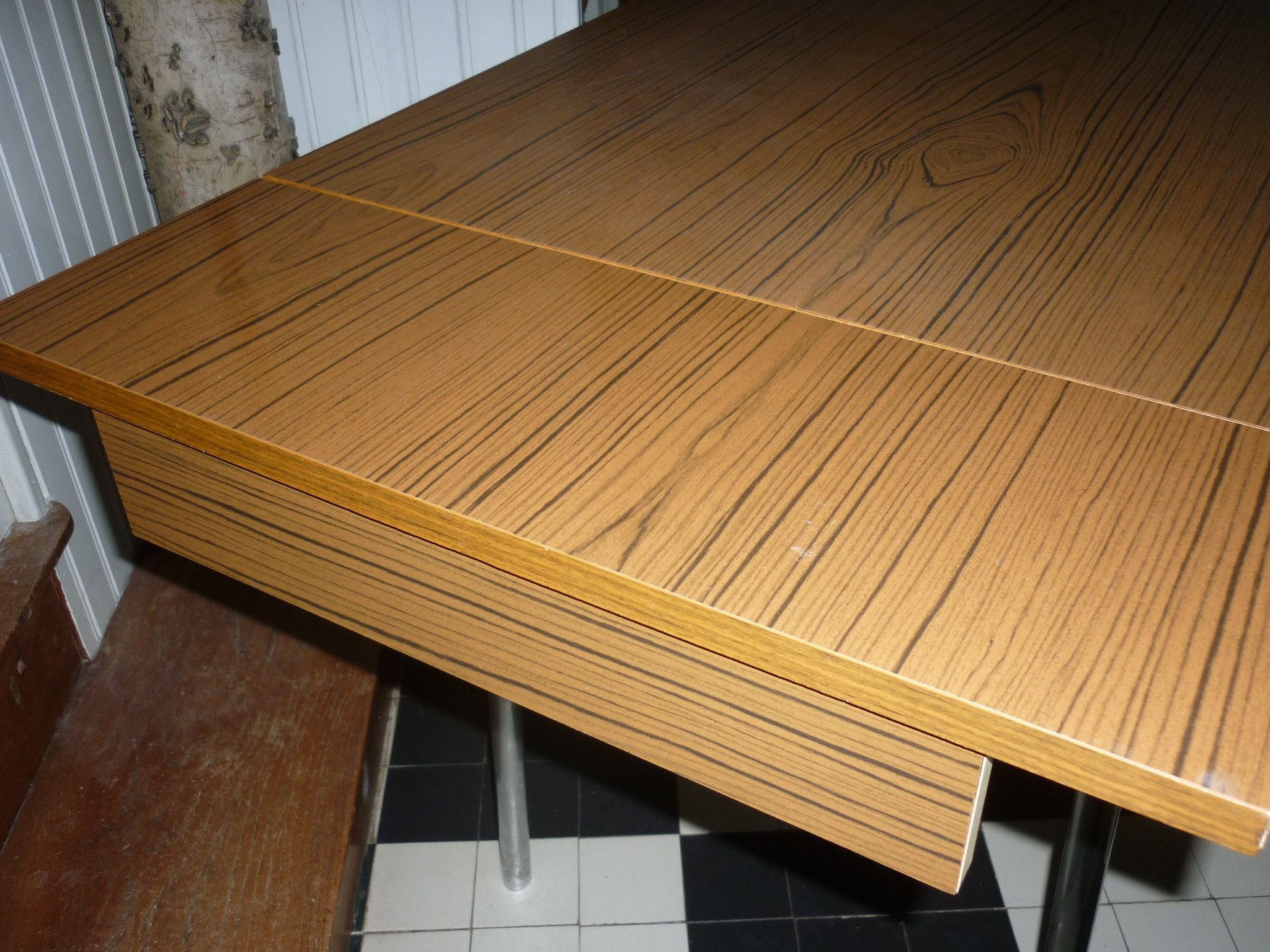 Table en formica marron avec 2 rallonges et tiroir