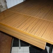 Table en formica marron avec 2 rallonges et tiroir