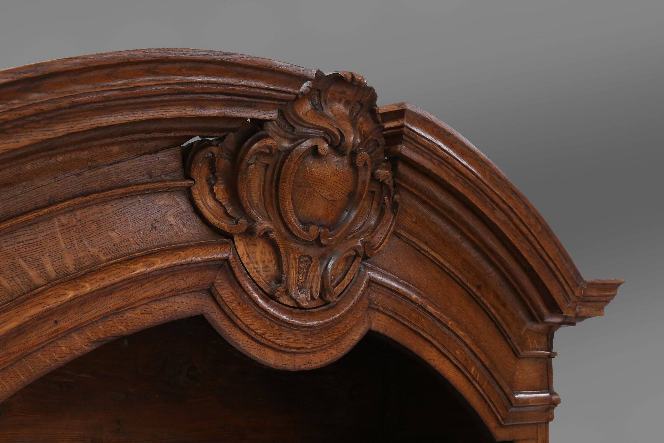 Vaisselier vitré en bois sculpté, Belgique, XVIIIe siècle
