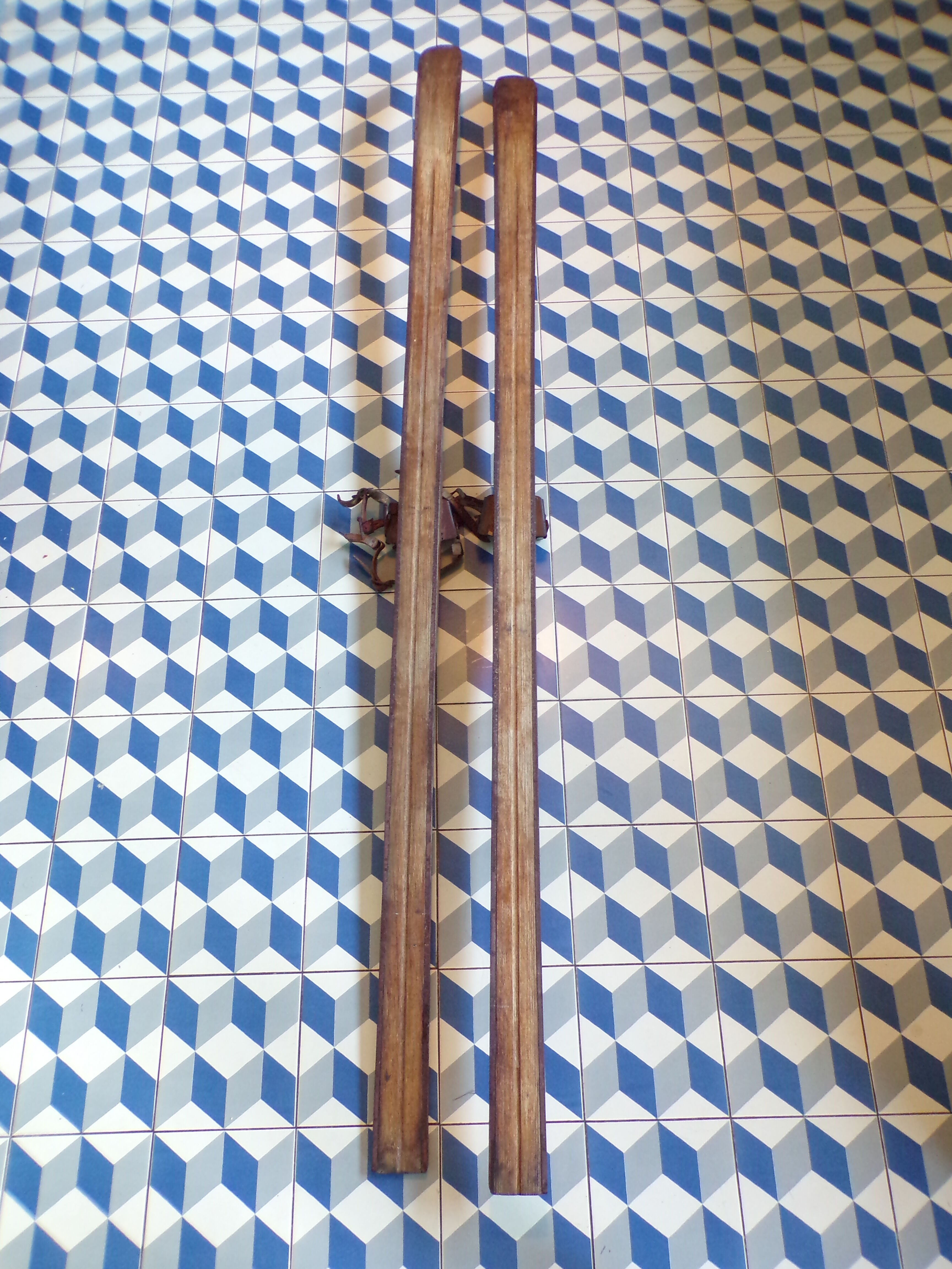 Paire de skis anciens en bois 2,05 m