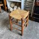 Tabouret en paille tressée et bois