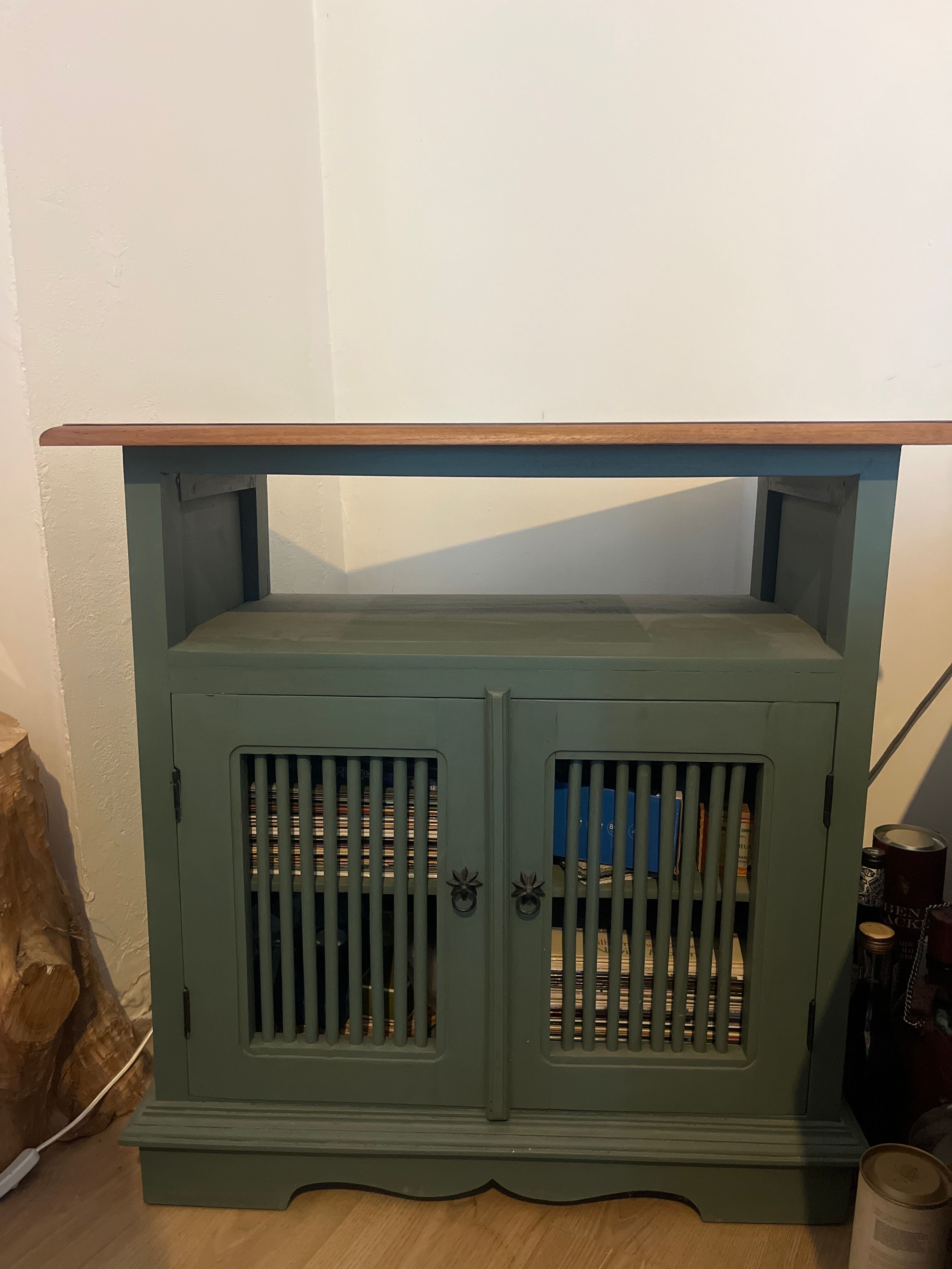 Meuble vintage relooké vert sauge et bois